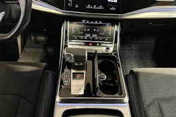harmaa Audi Q7 2020 kuva 23.