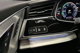 harmaa Audi Q7 2020 kuva 27.