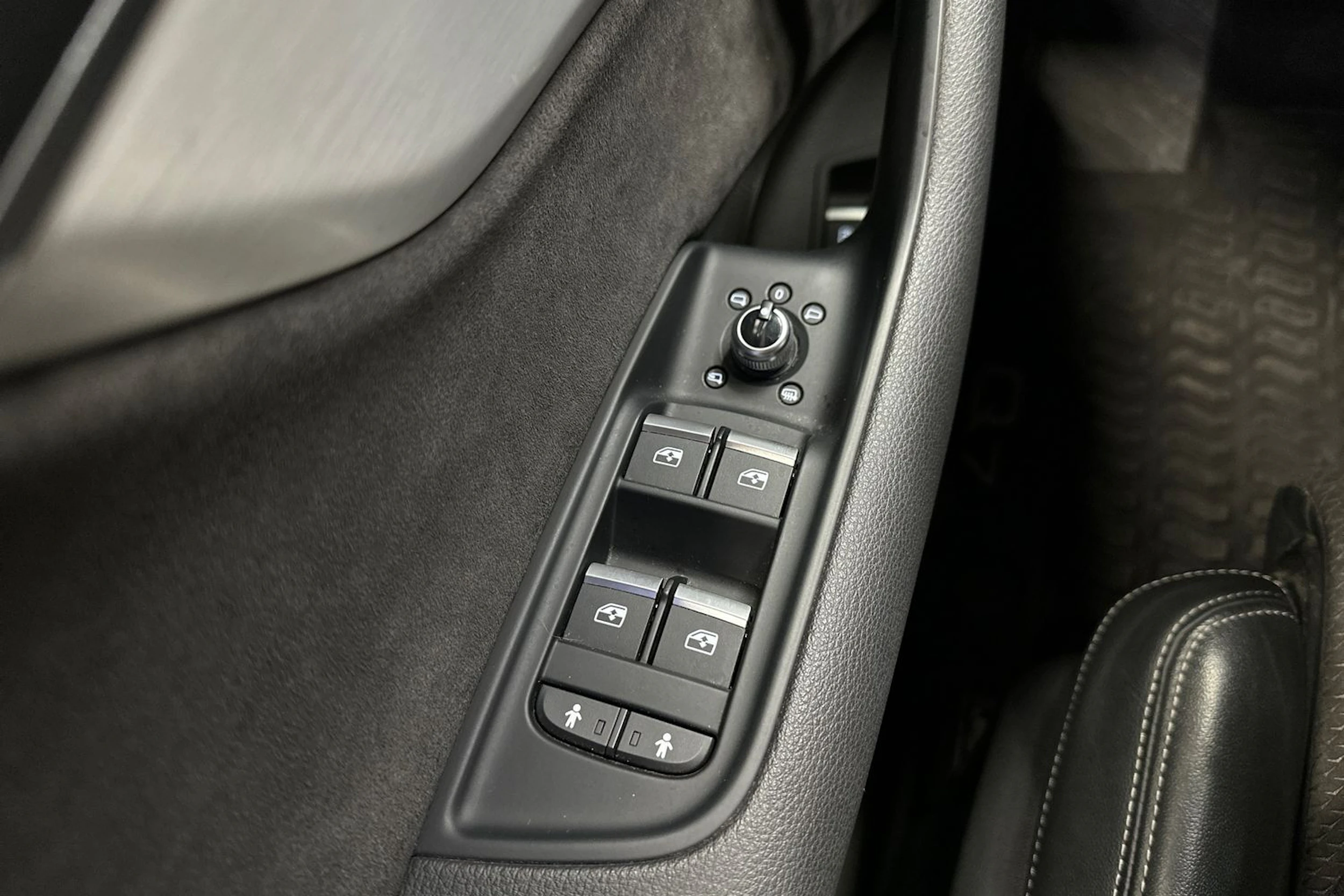 harmaa Audi Q7 2020 kuva 29.