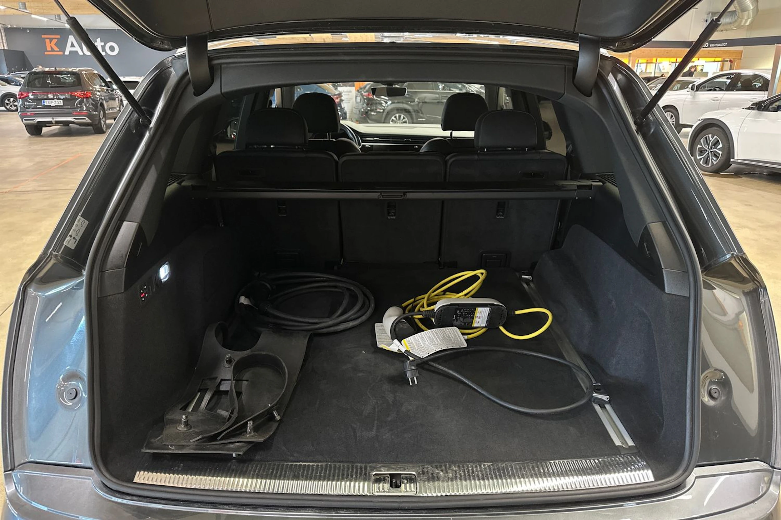 harmaa Audi Q7 2020 kuva 30.