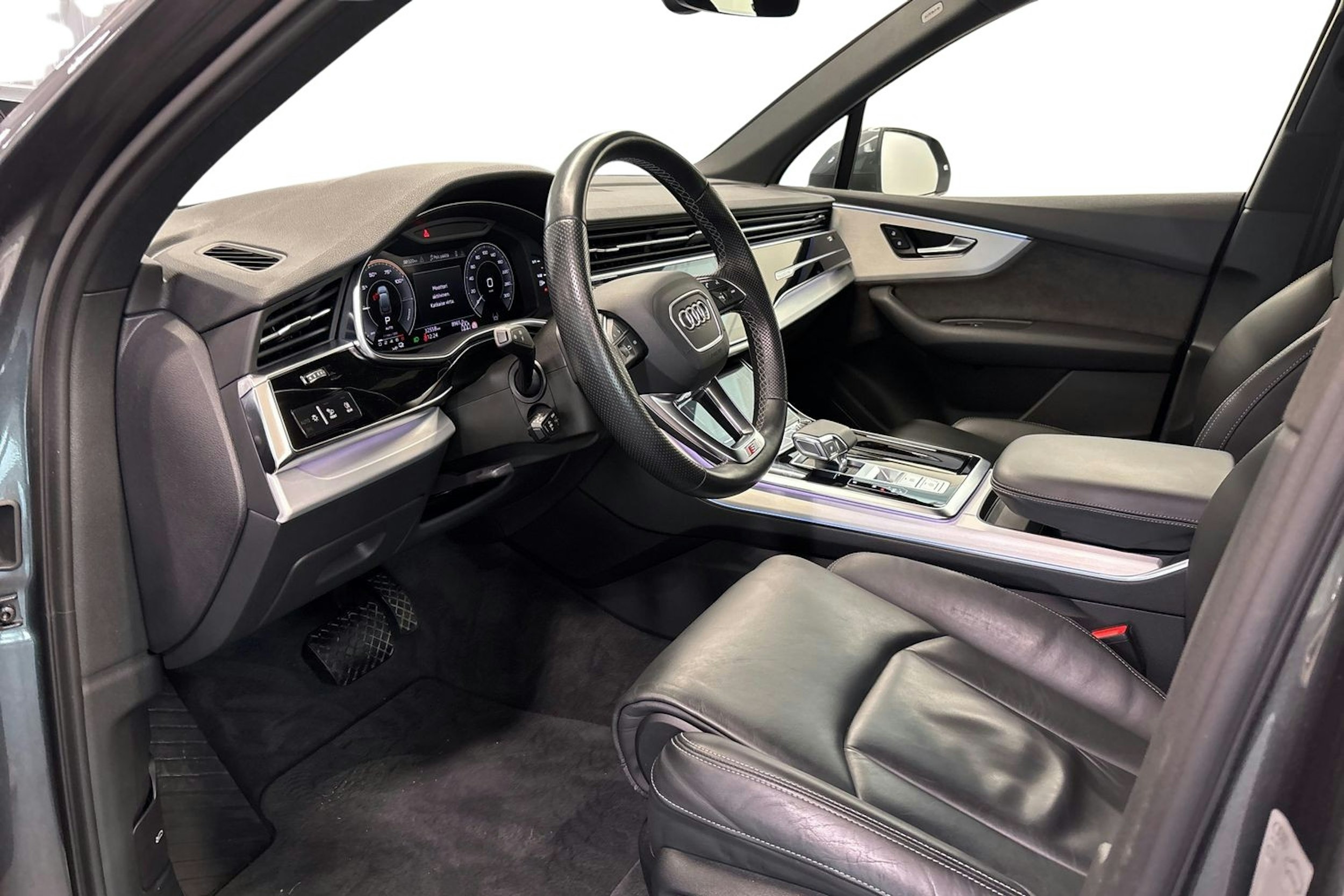 Harmaa Audi Q7 2021 kuva 7.