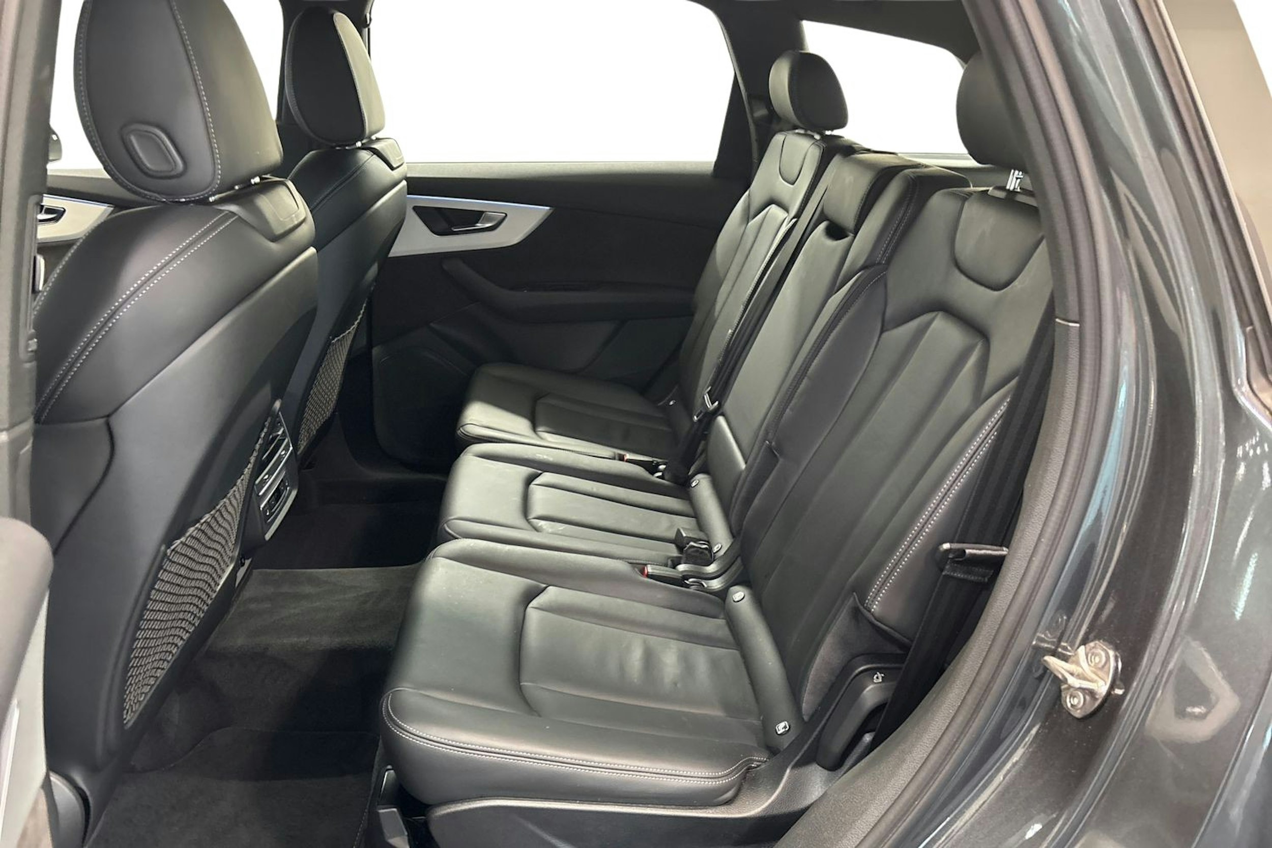 Harmaa Audi Q7 2021 kuva 10.
