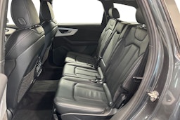 Harmaa Audi Q7 2021 kuva 10.