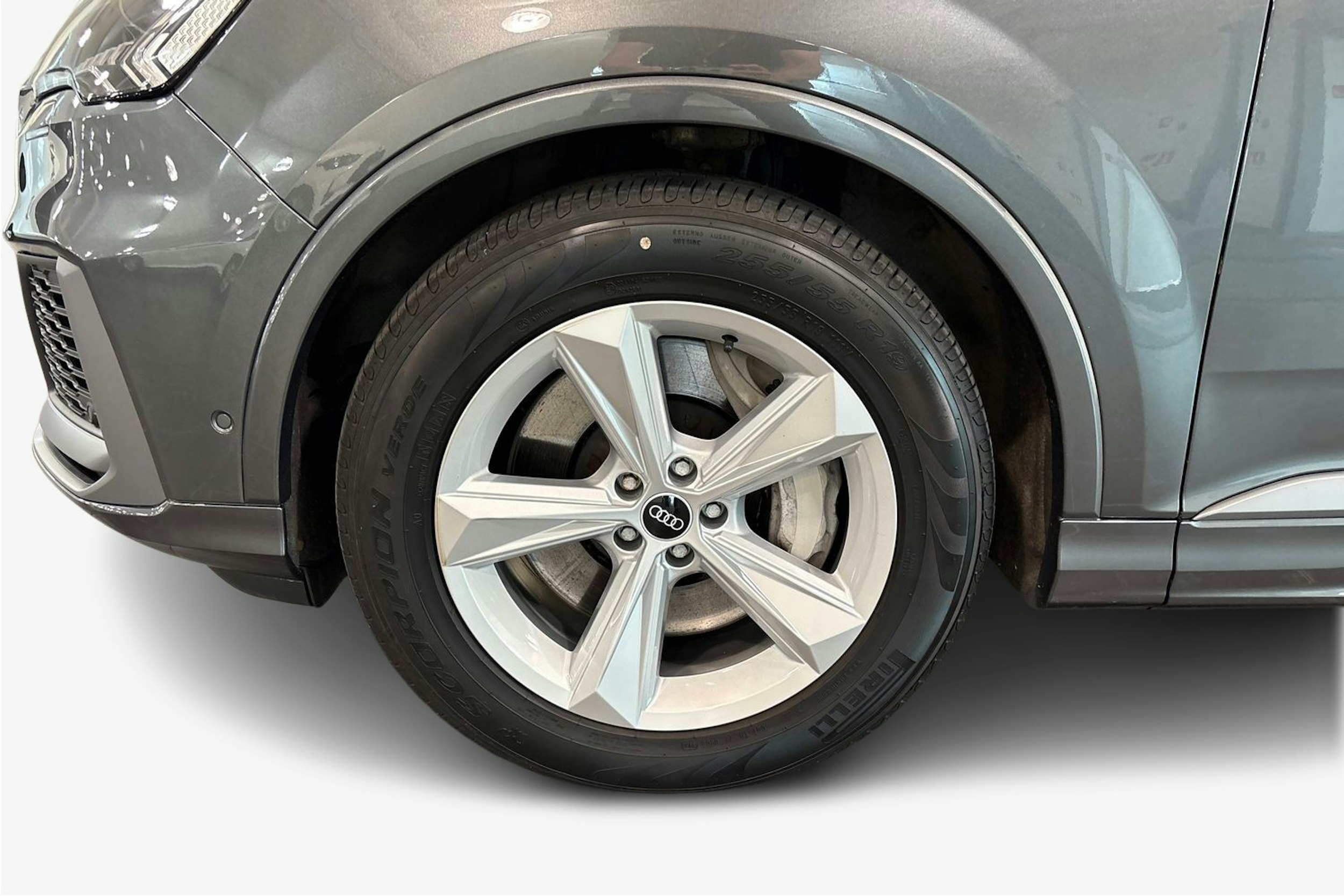 Harmaa Audi Q7 2021 kuva 11.