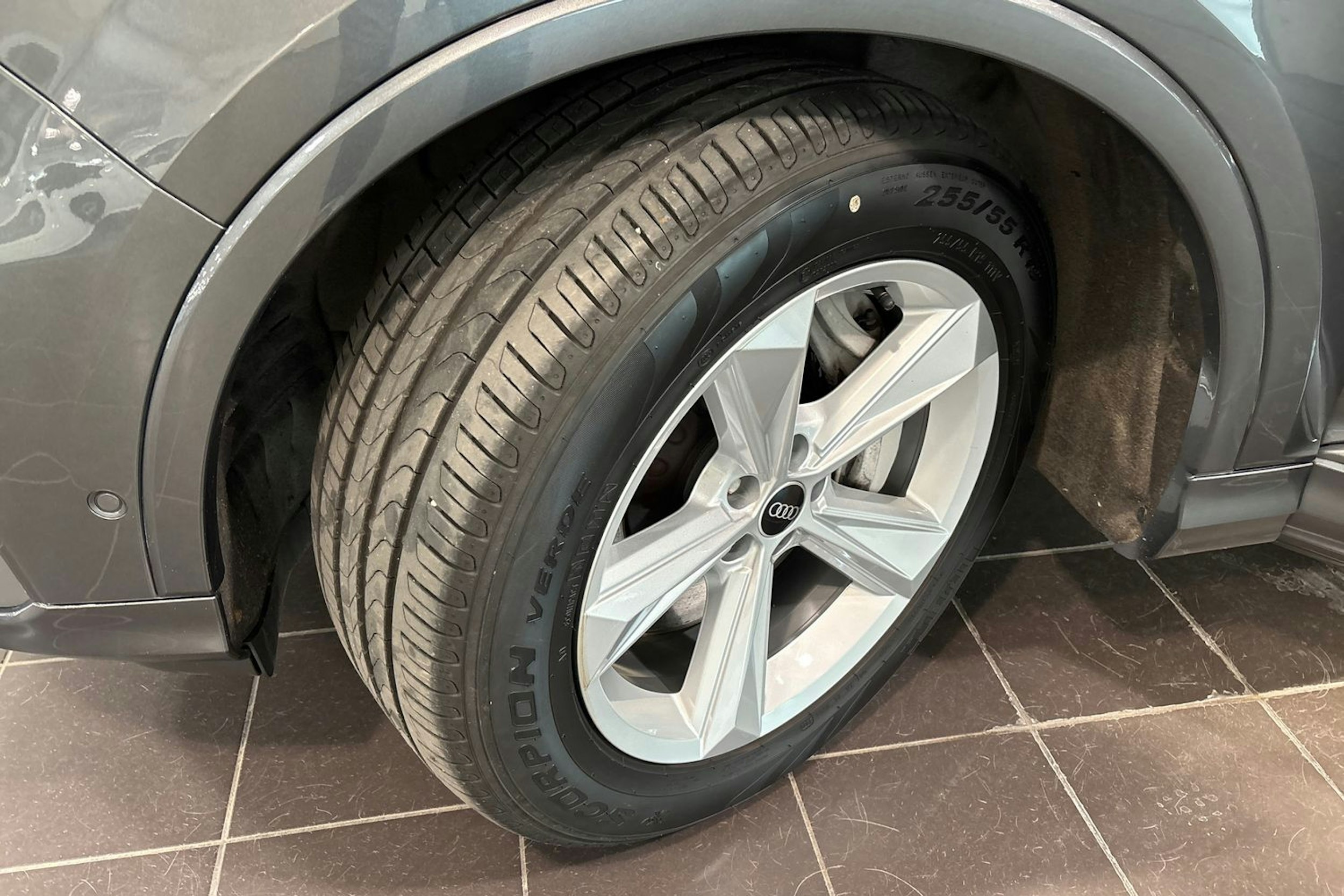 Harmaa Audi Q7 2021 kuva 13.