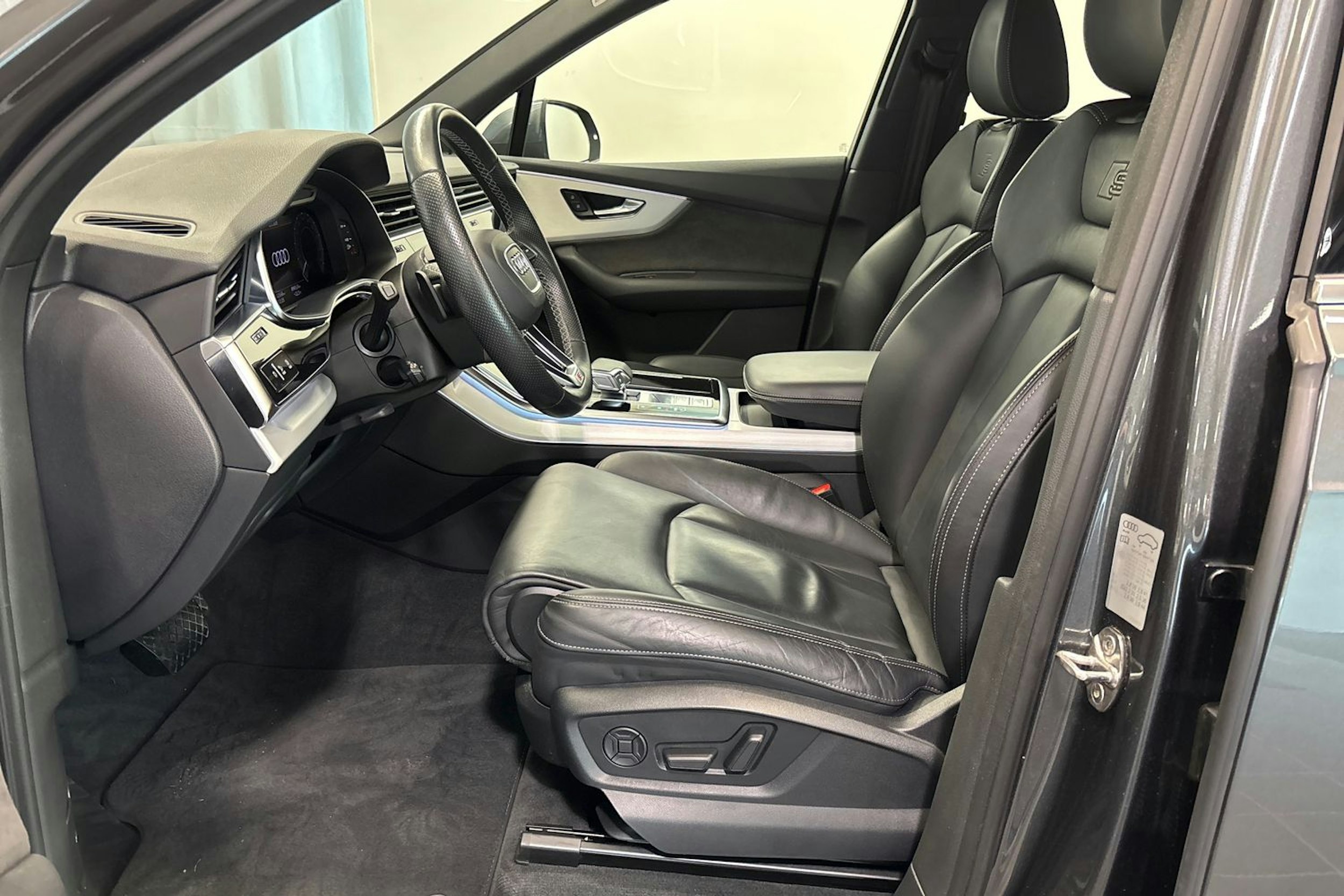 Harmaa Audi Q7 2021 kuva 14.