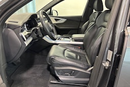 Harmaa Audi Q7 2021 kuva 14.