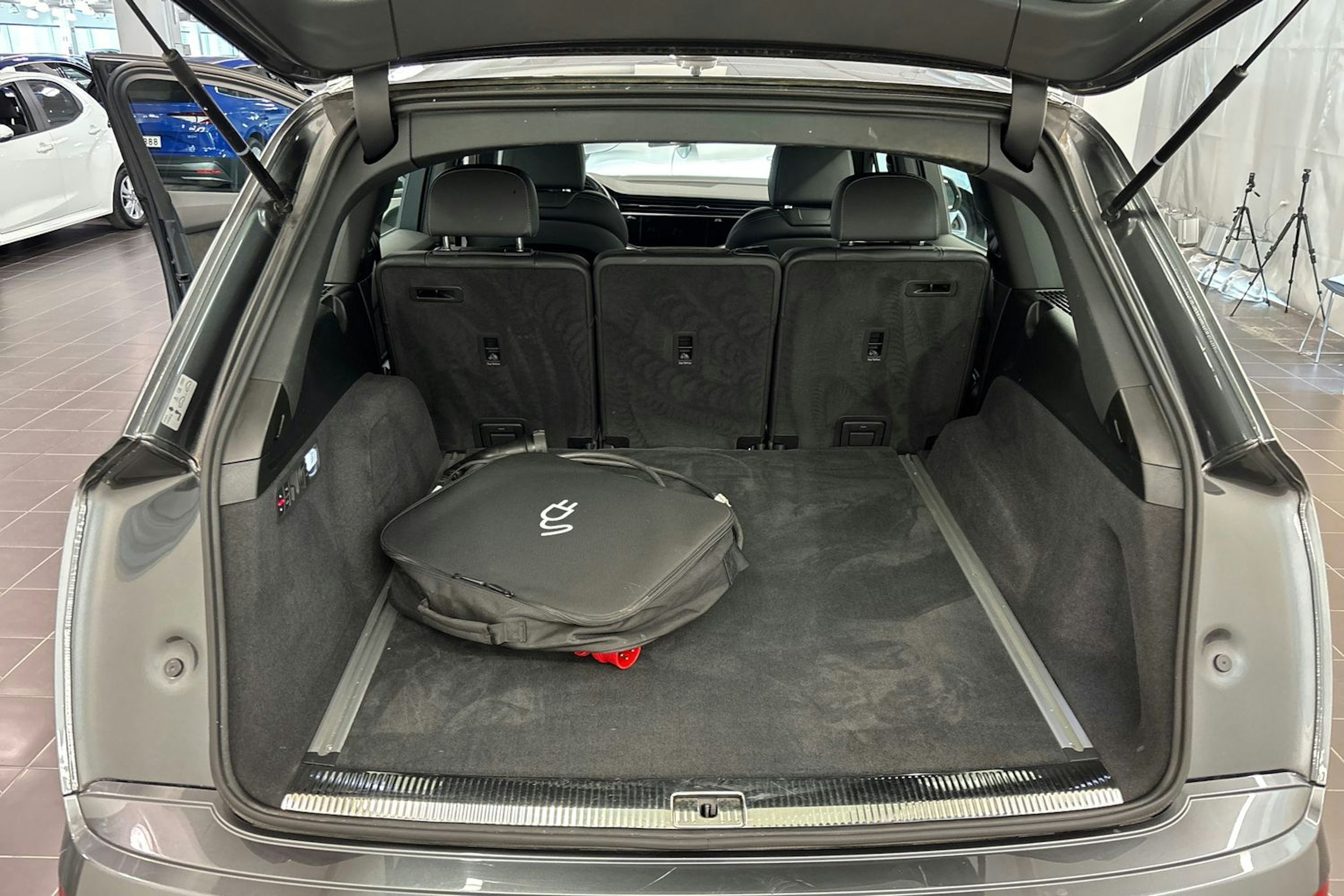 Harmaa Audi Q7 2021 kuva 16.