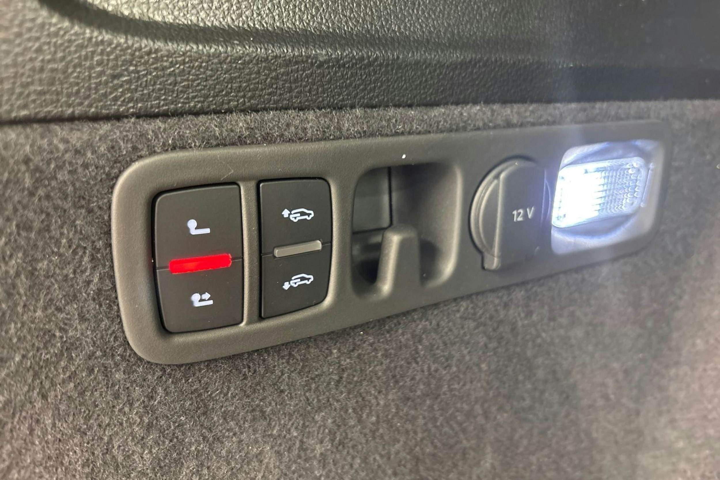 Harmaa Audi Q7 2021 kuva 18.