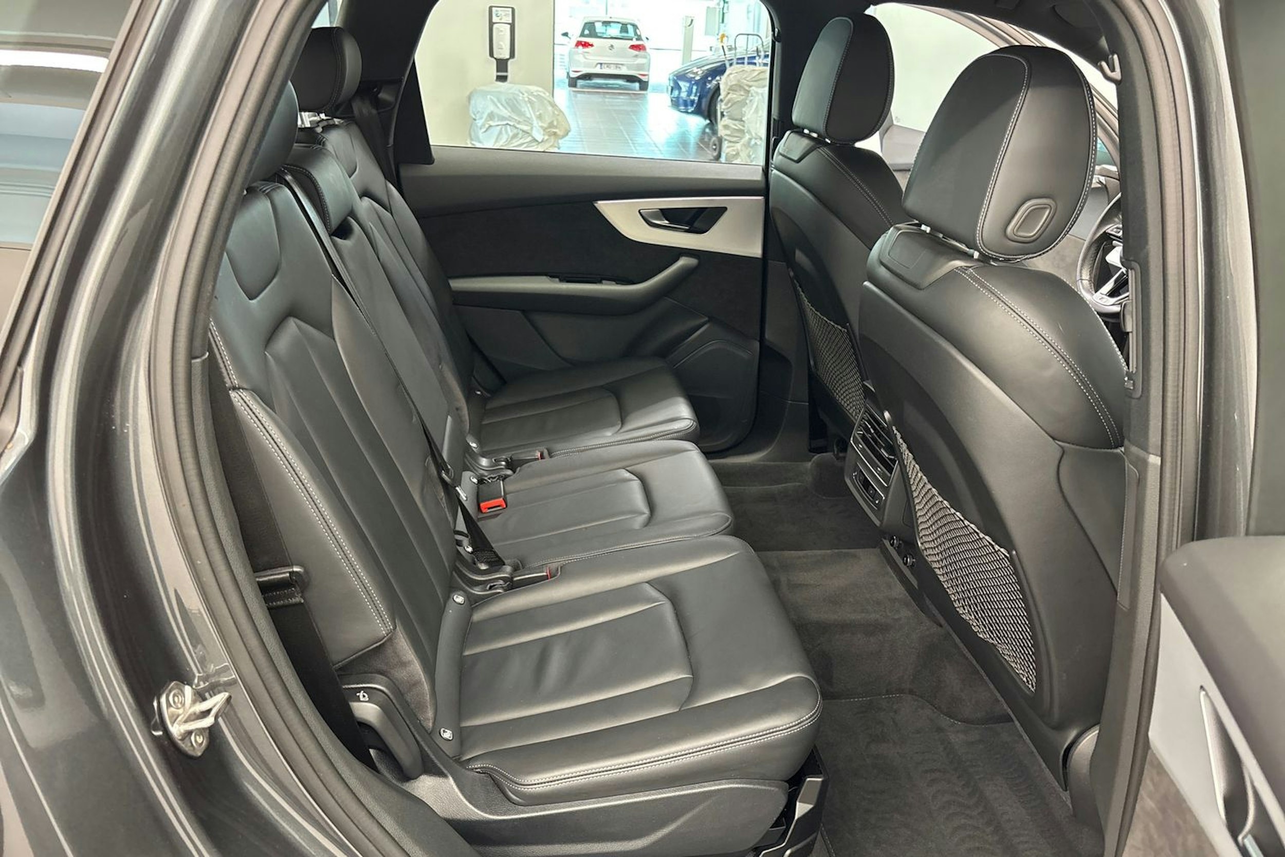 Harmaa Audi Q7 2021 kuva 19.