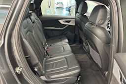 Harmaa Audi Q7 2021 kuva 19.