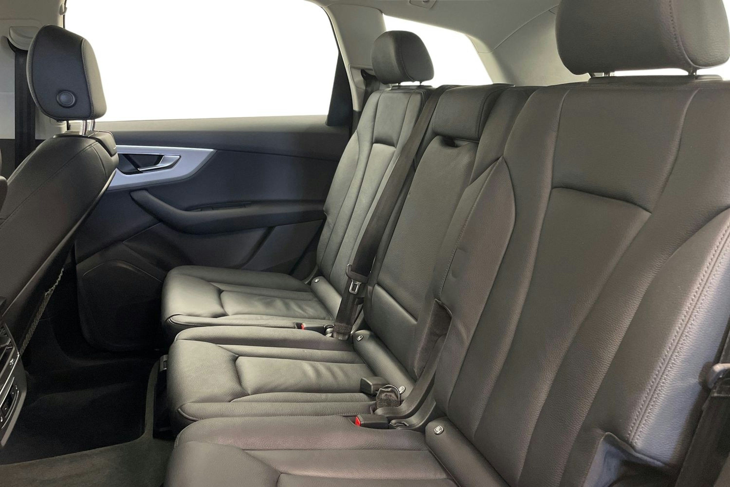 Harmaa Audi Q7 2021 kuva 10.