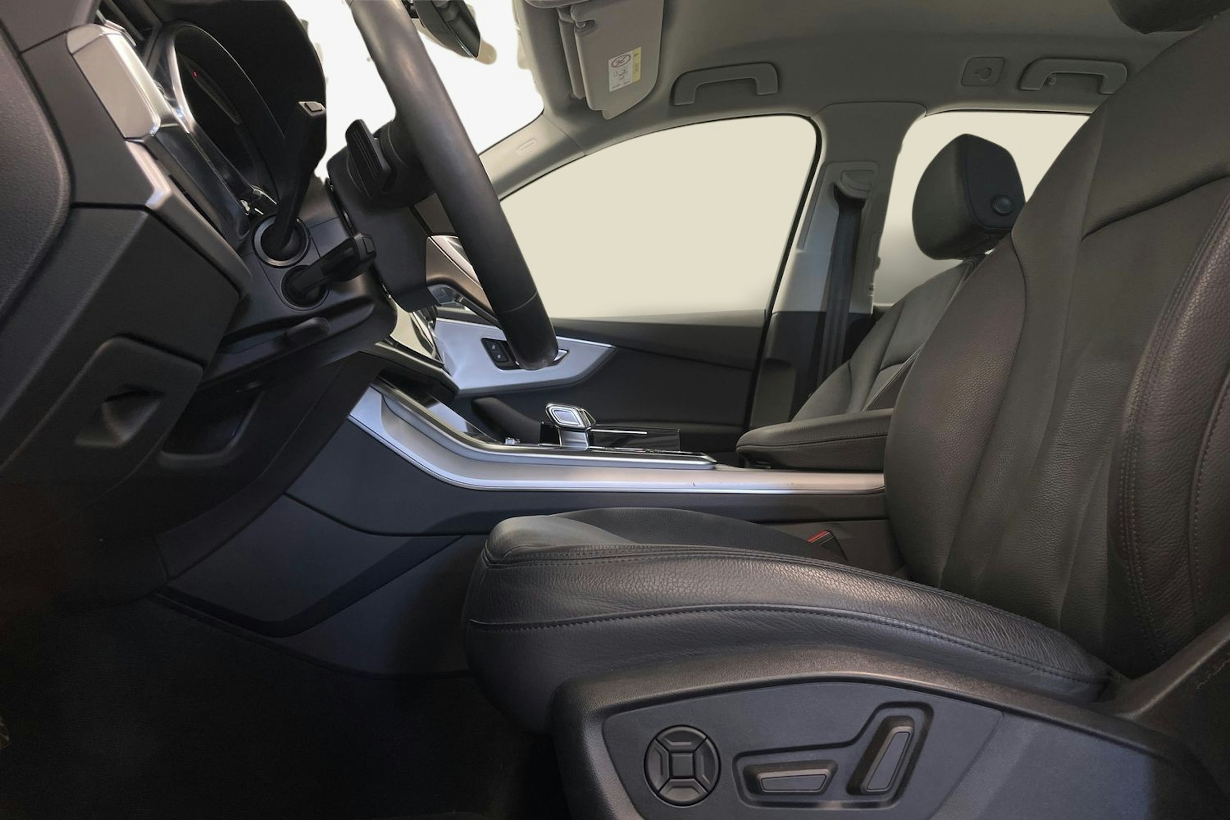 Harmaa Audi Q7 2021 kuva 11.