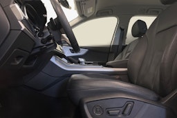 Harmaa Audi Q7 2021 kuva 11.