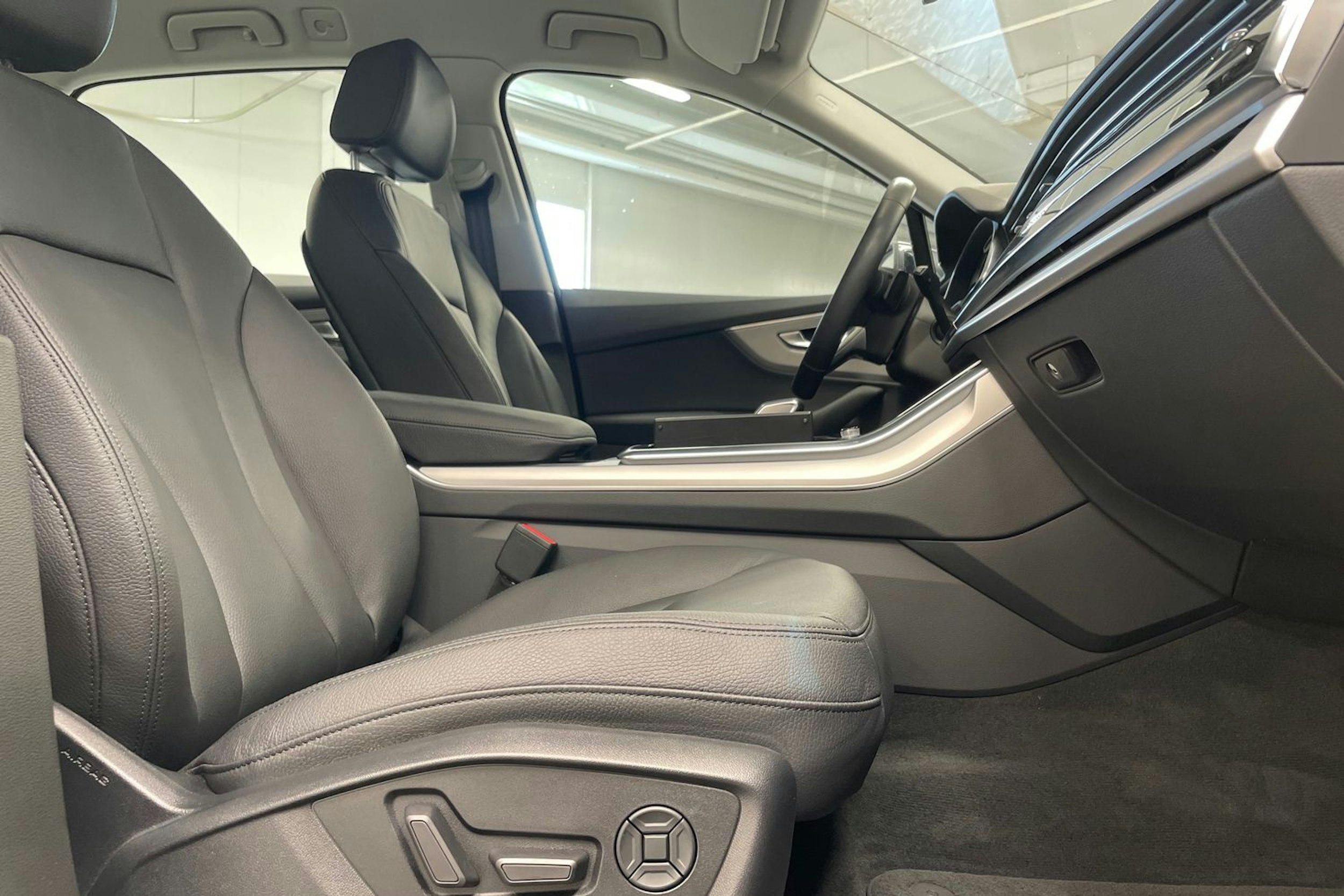 Harmaa Audi Q7 2021 kuva 13.