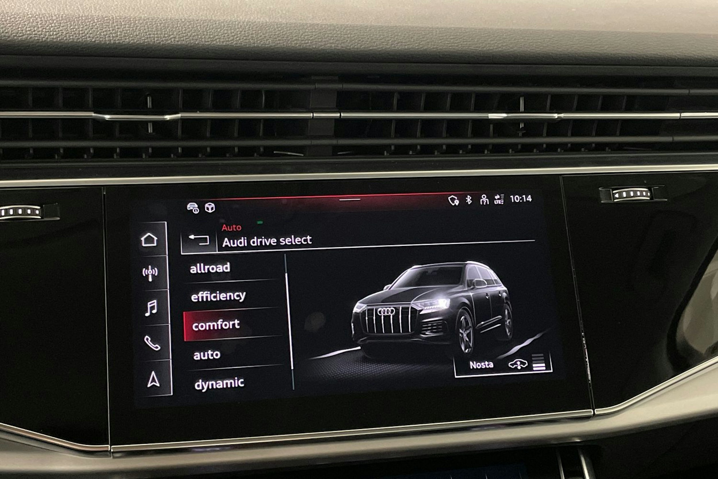 Harmaa Audi Q7 2021 kuva 16.