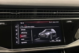 Harmaa Audi Q7 2021 kuva 16.