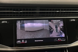 Harmaa Audi Q7 2021 kuva 17.
