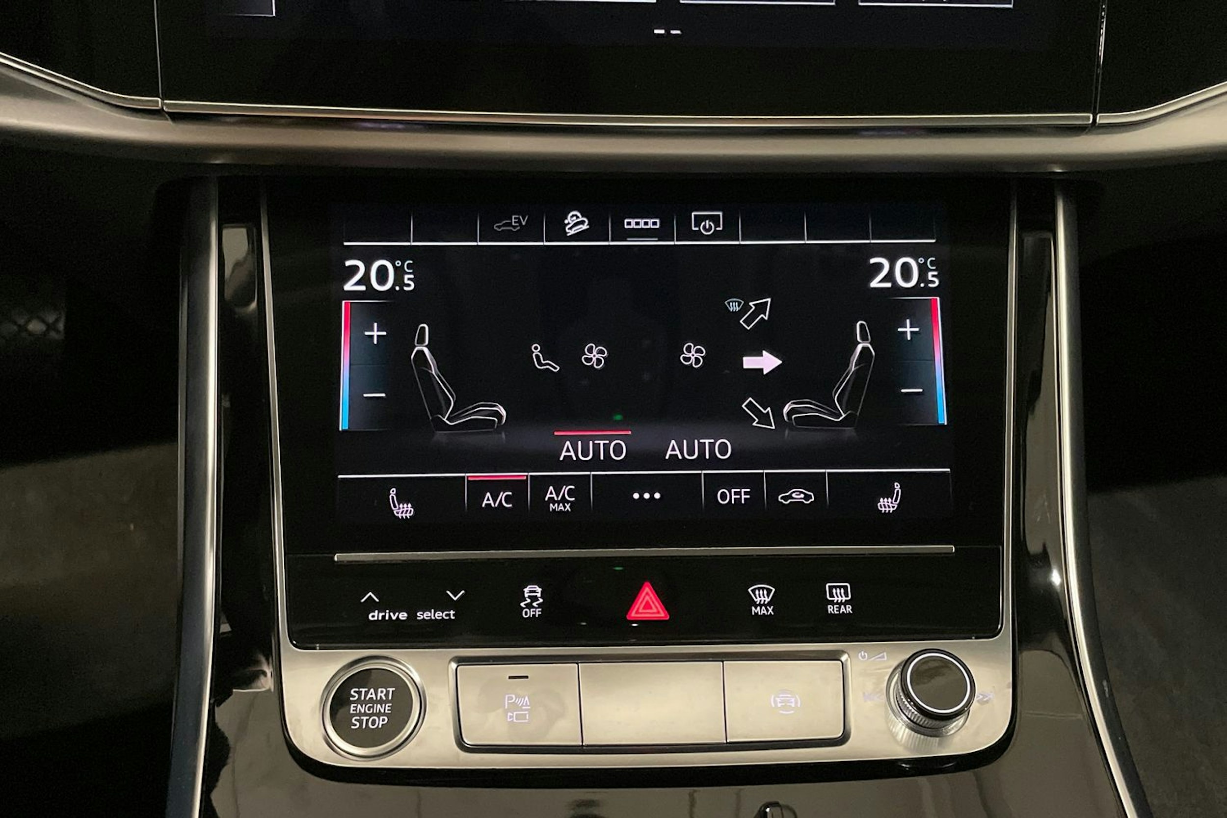 Harmaa Audi Q7 2021 kuva 18.