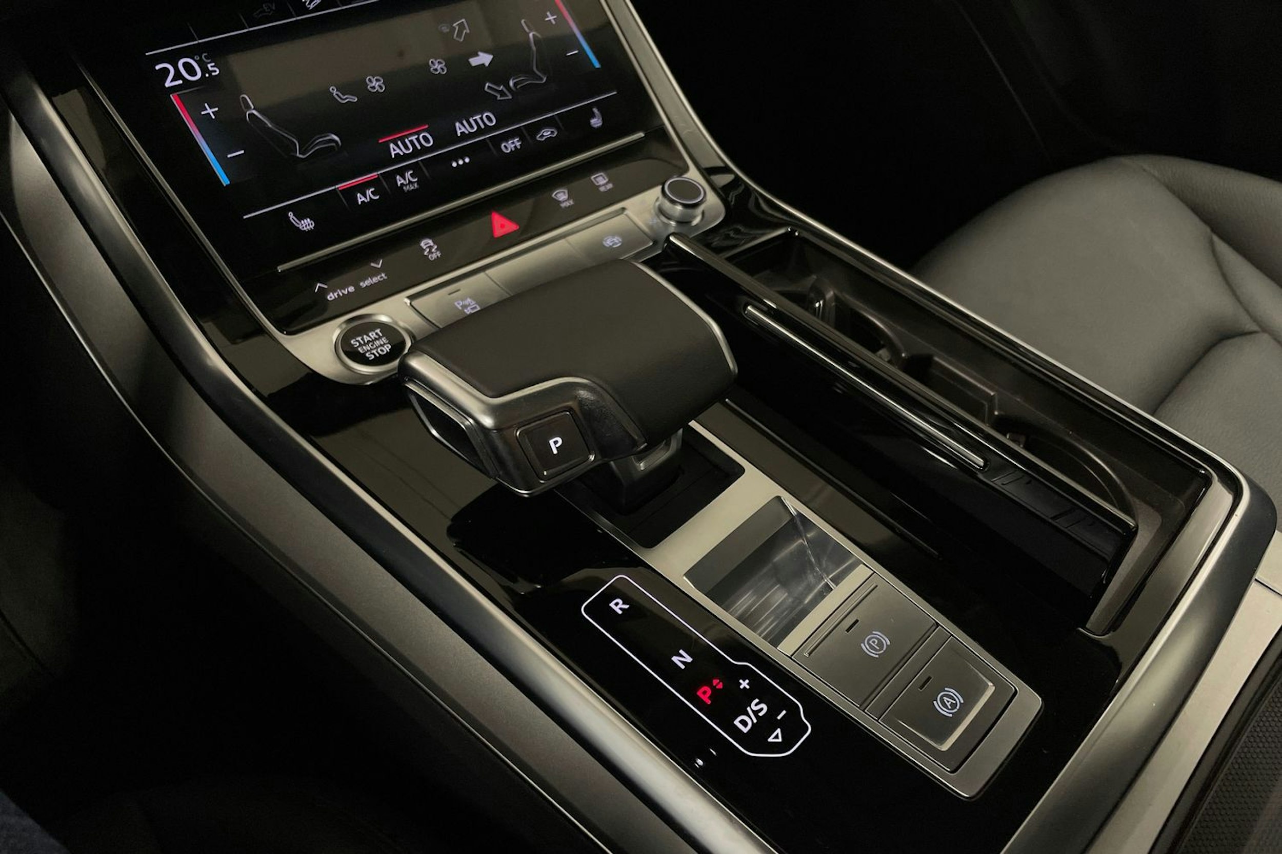 Harmaa Audi Q7 2021 kuva 19.
