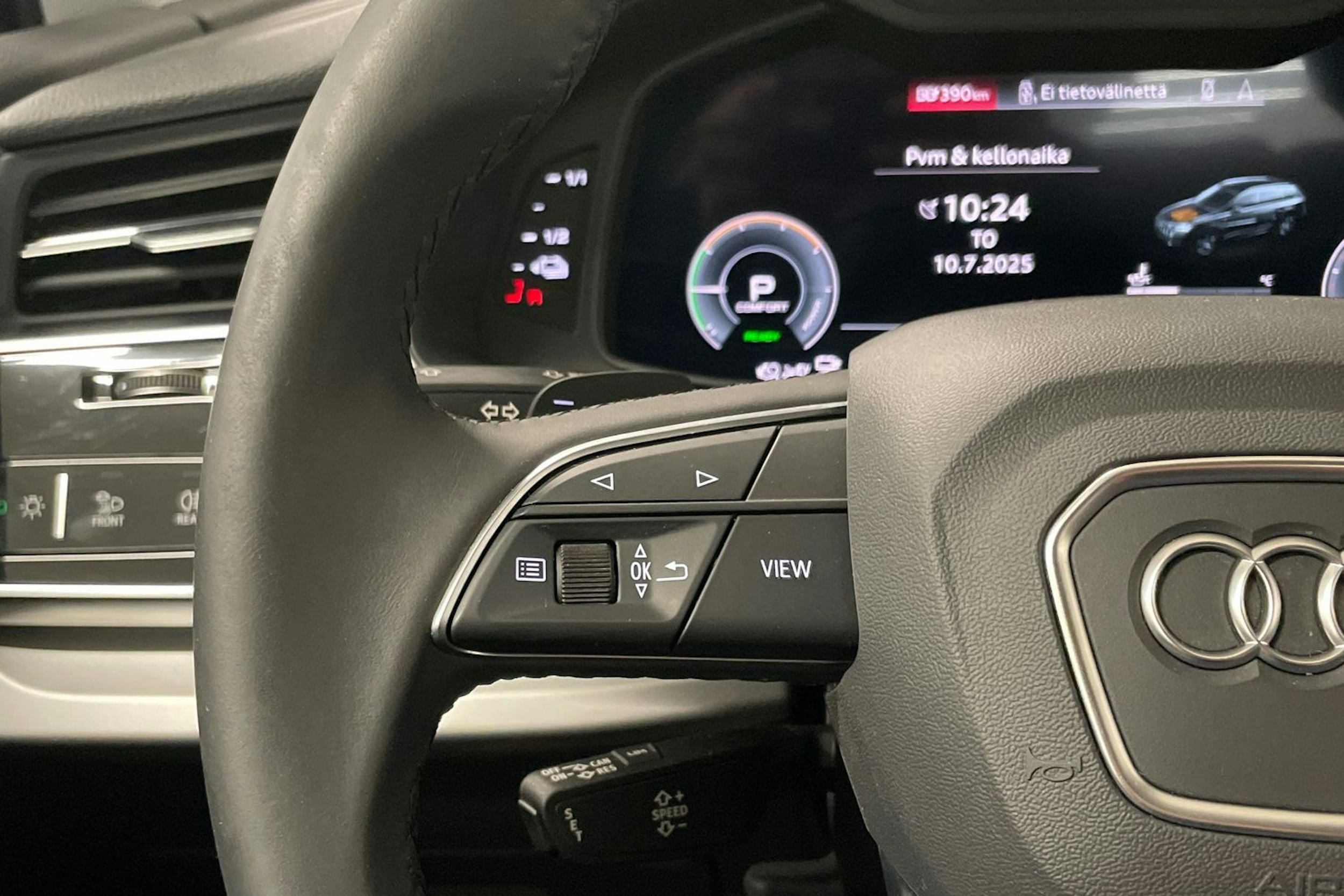 Harmaa Audi Q7 2021 kuva 23.