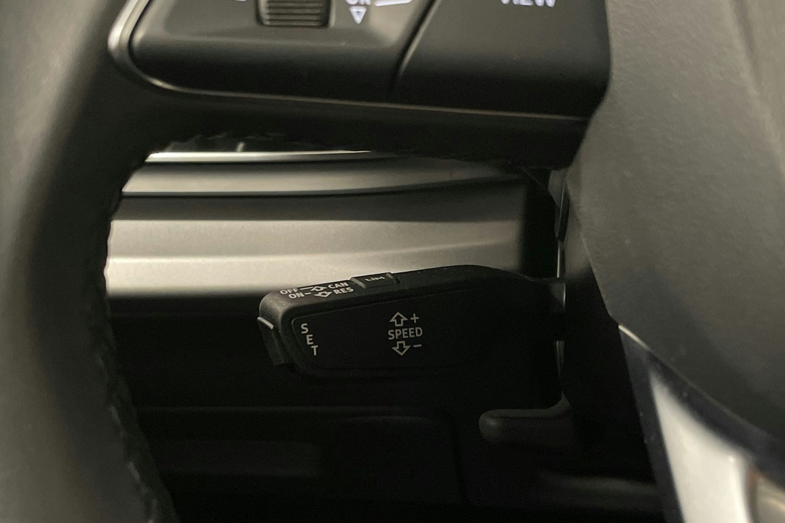 Harmaa Audi Q7 2021 kuva 24.