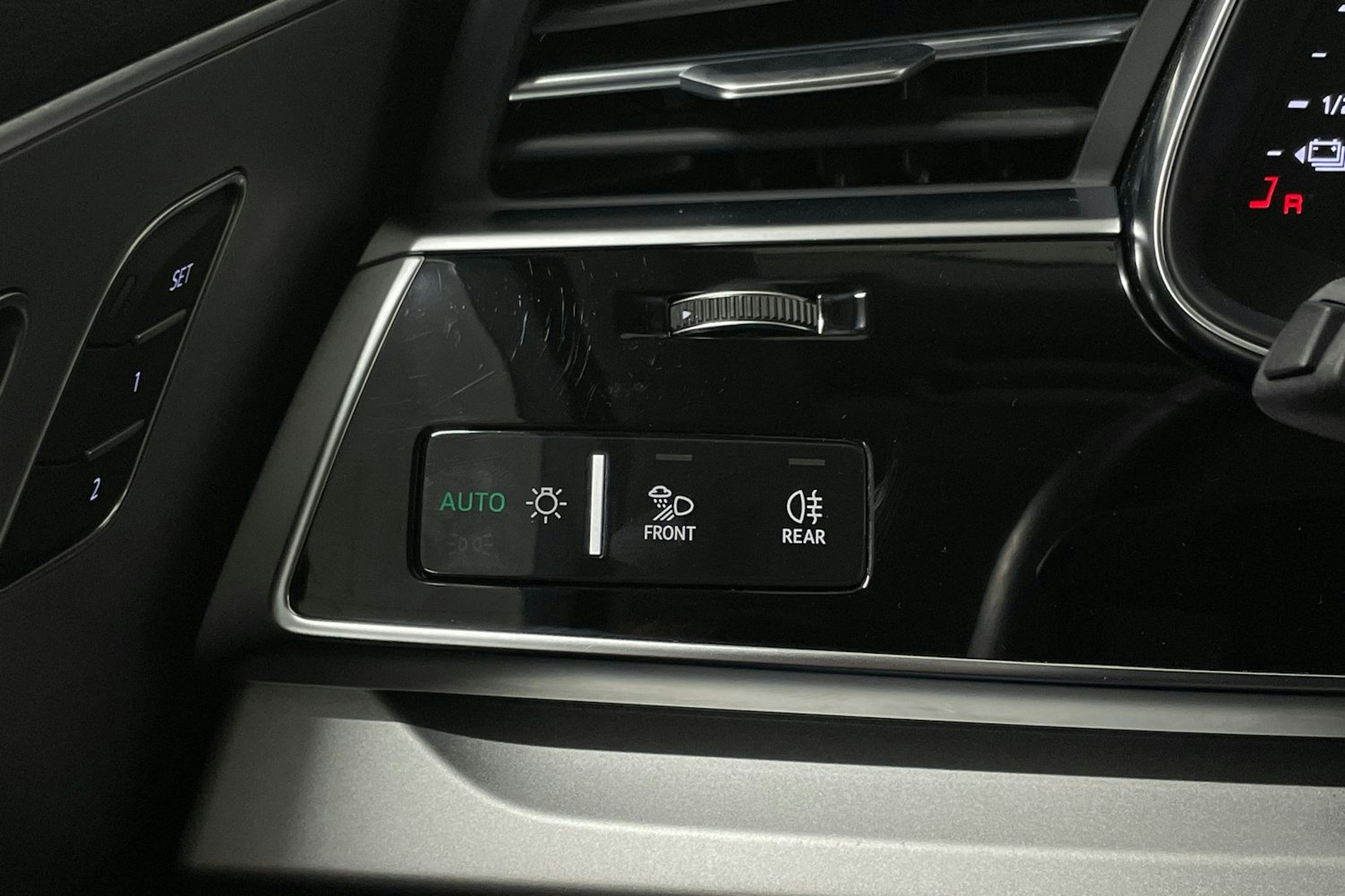 Harmaa Audi Q7 2021 kuva 26.