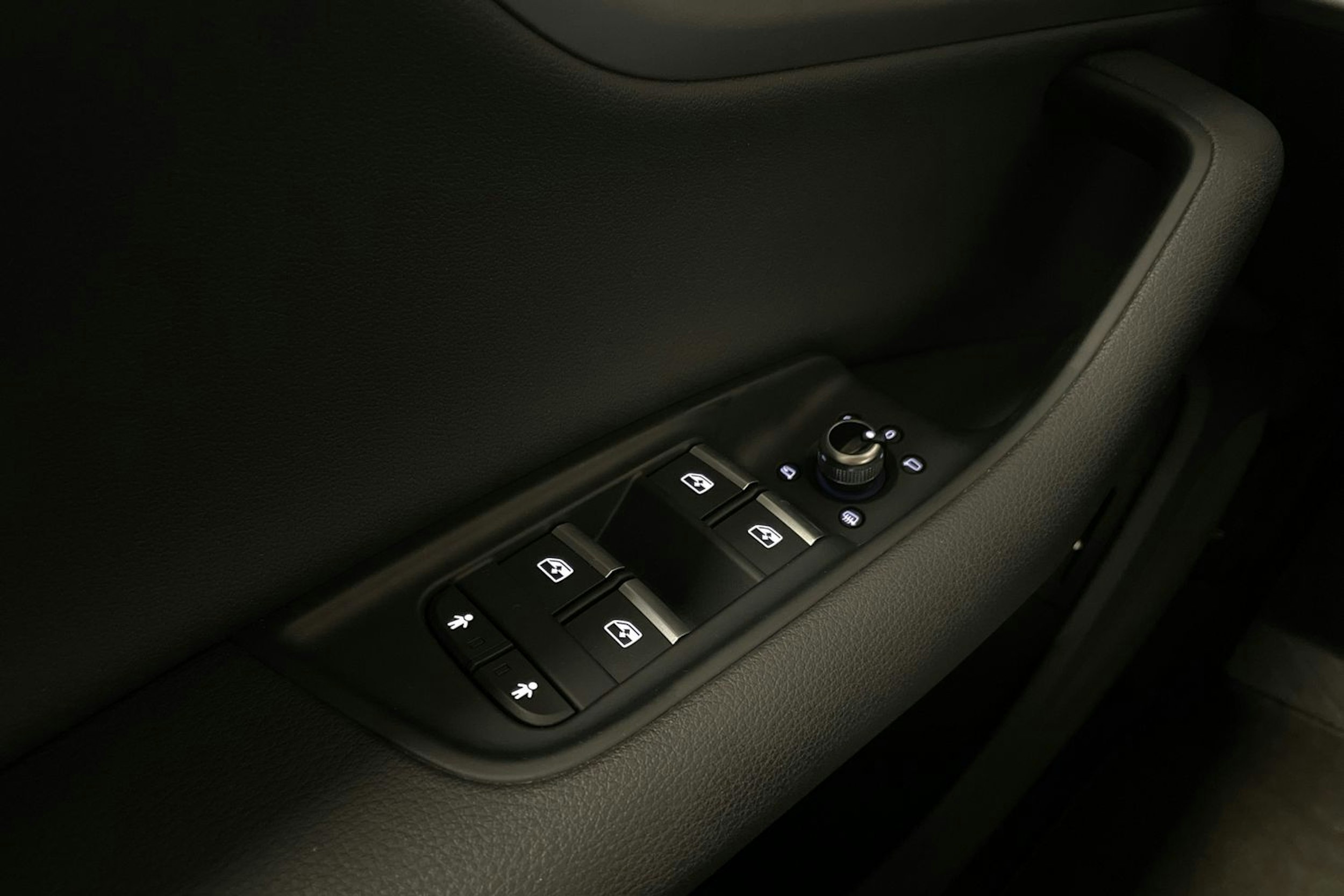 Harmaa Audi Q7 2021 kuva 27.