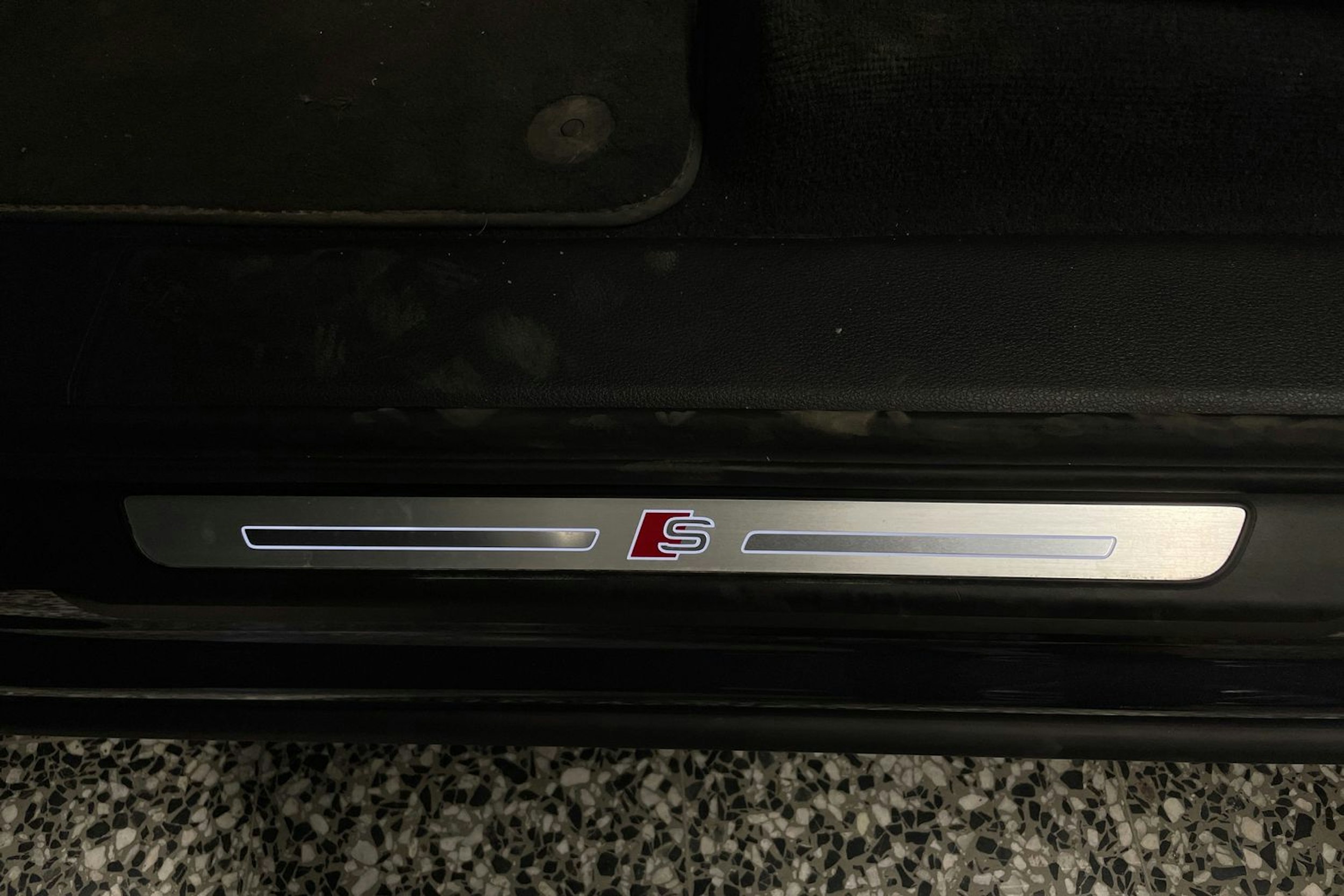 Harmaa Audi Q7 2021 kuva 30.