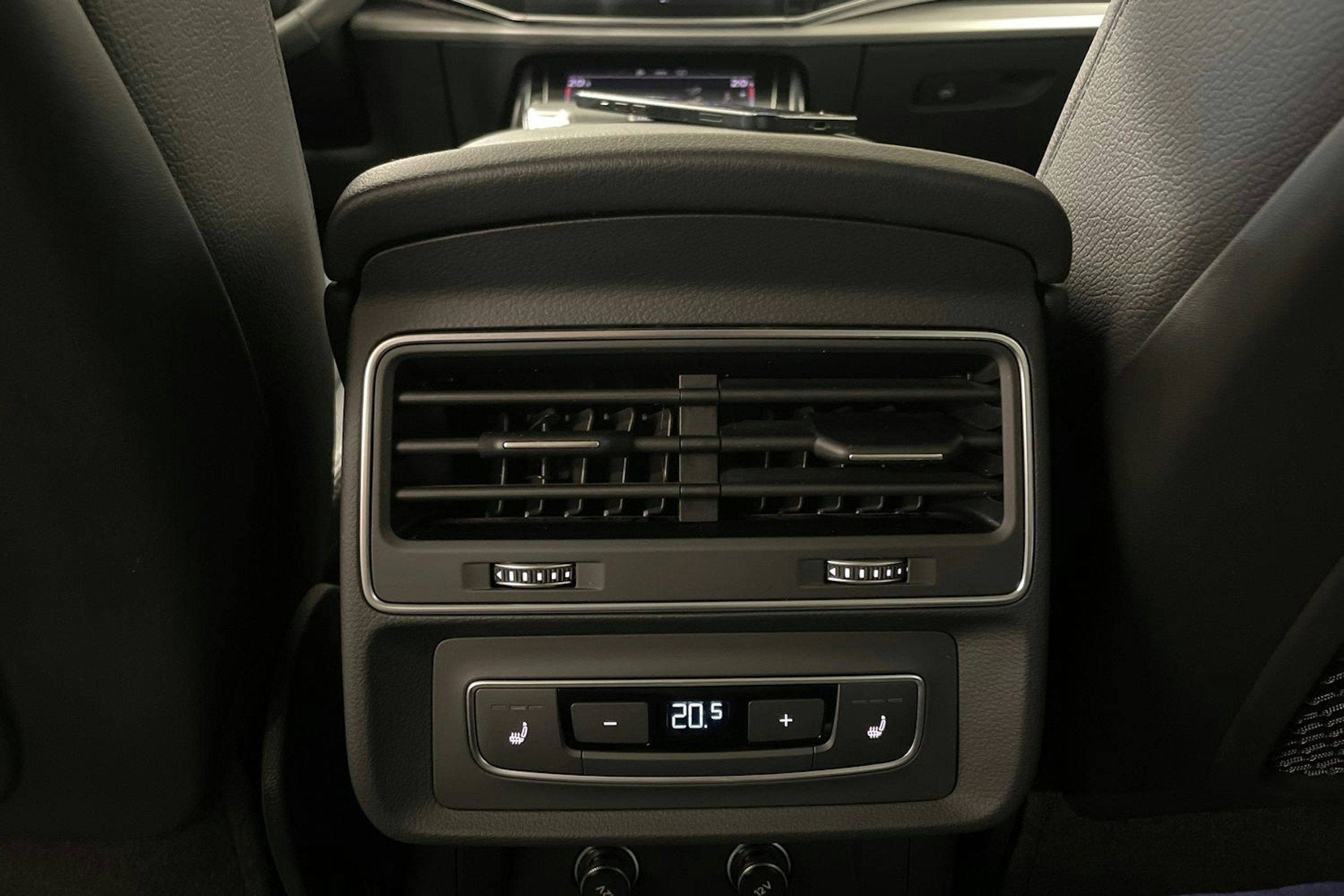 Harmaa Audi Q7 2021 kuva 31.