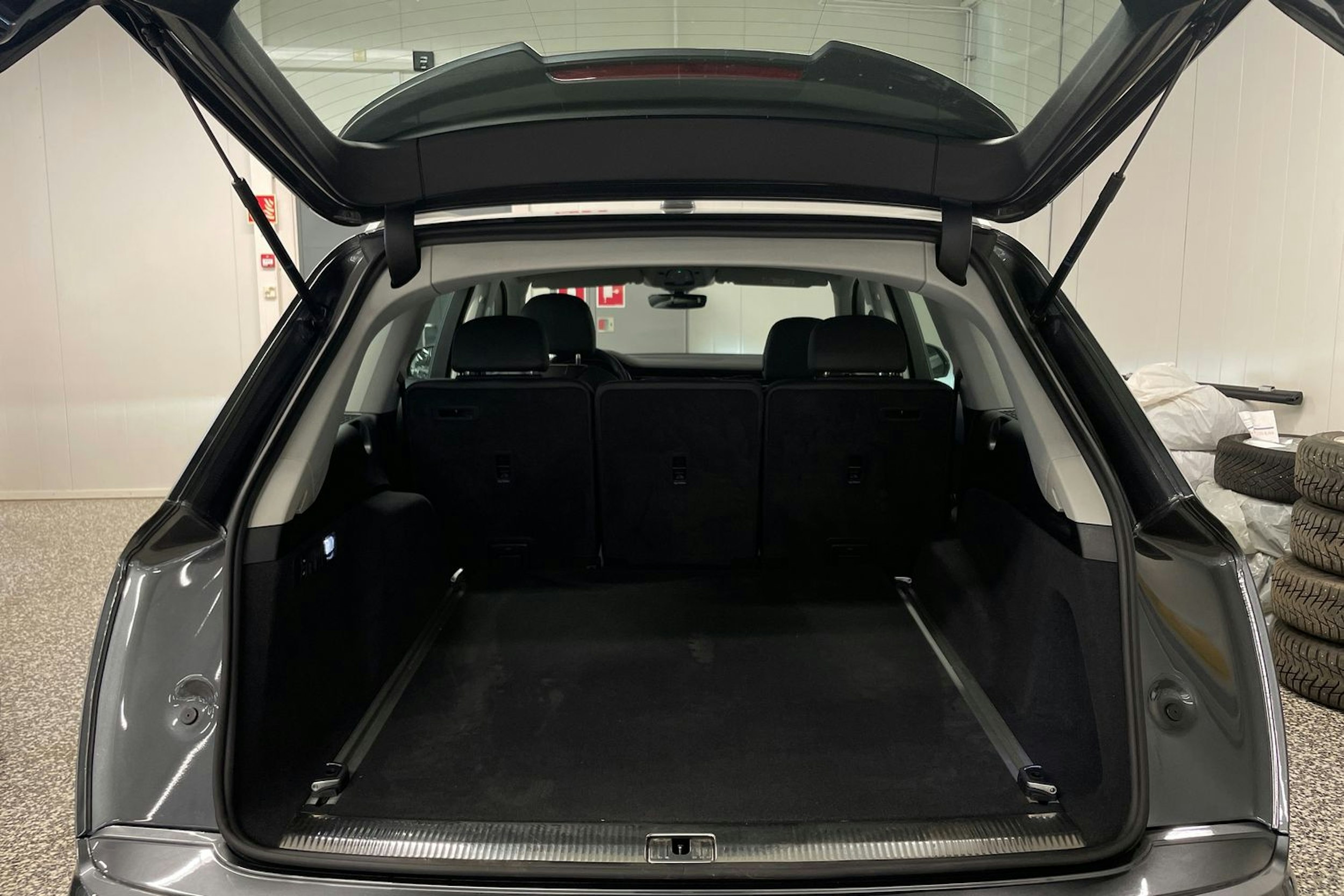 Harmaa Audi Q7 2021 kuva 32.