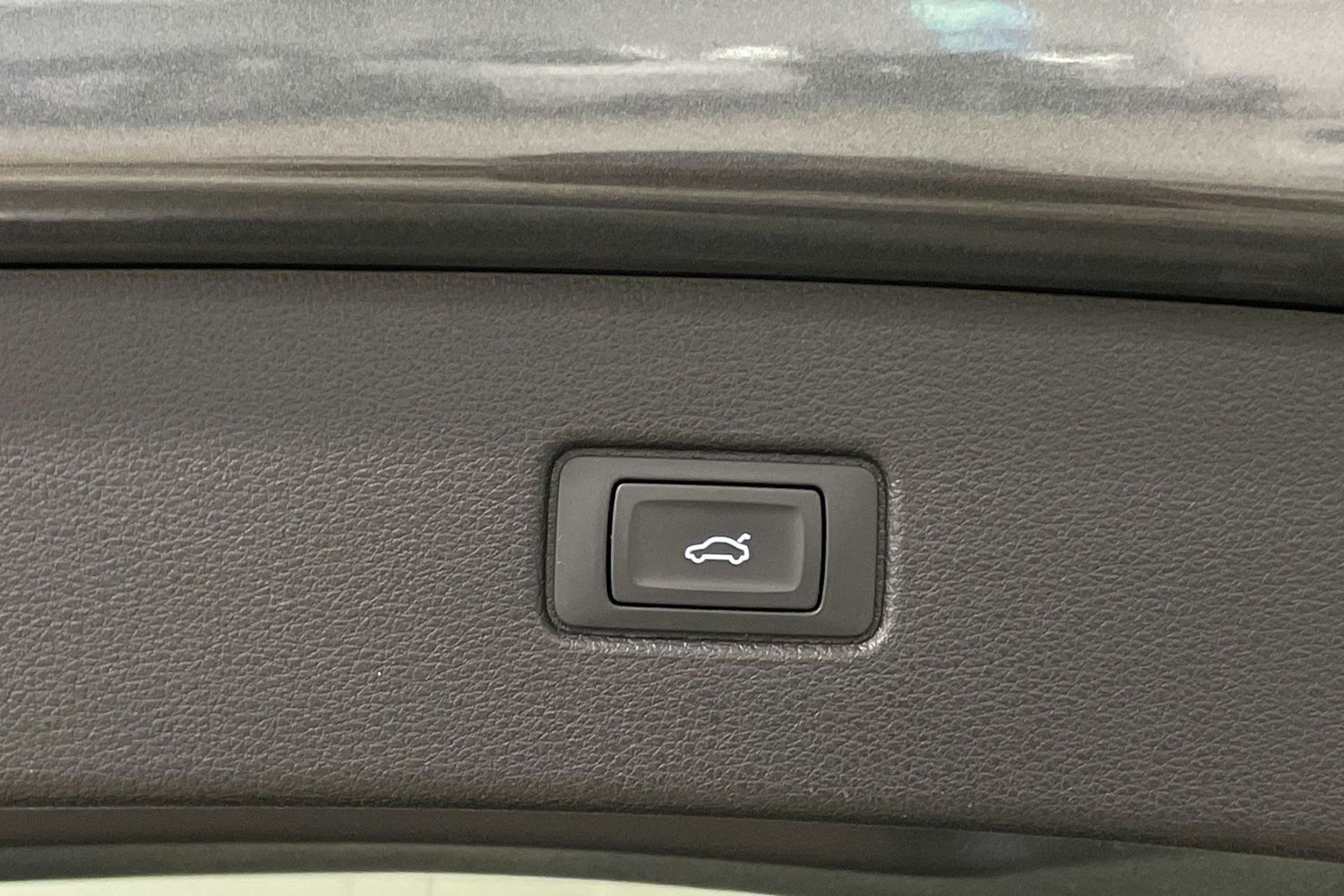 Harmaa Audi Q7 2021 kuva 33.