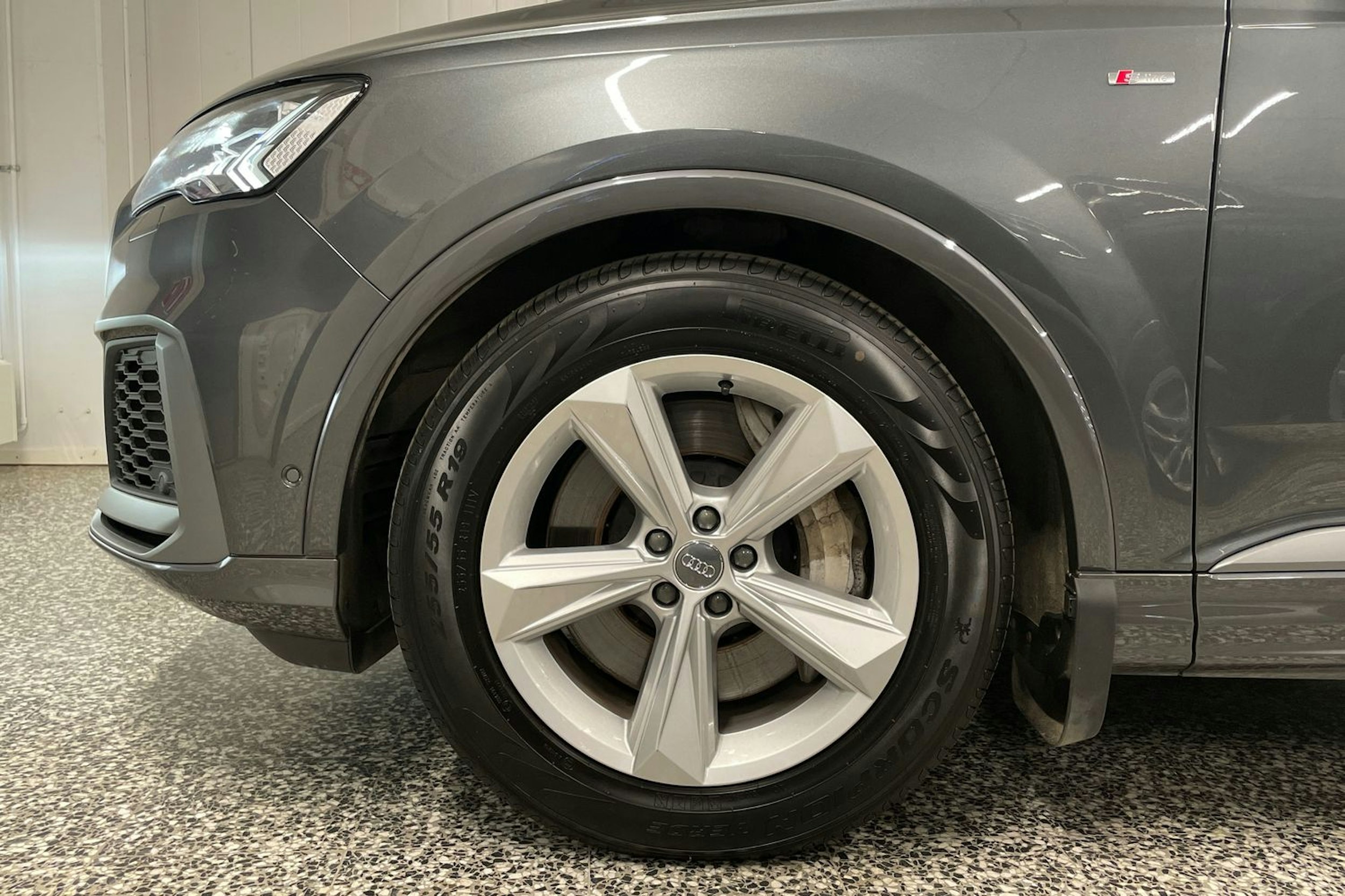Harmaa Audi Q7 2021 kuva 35.