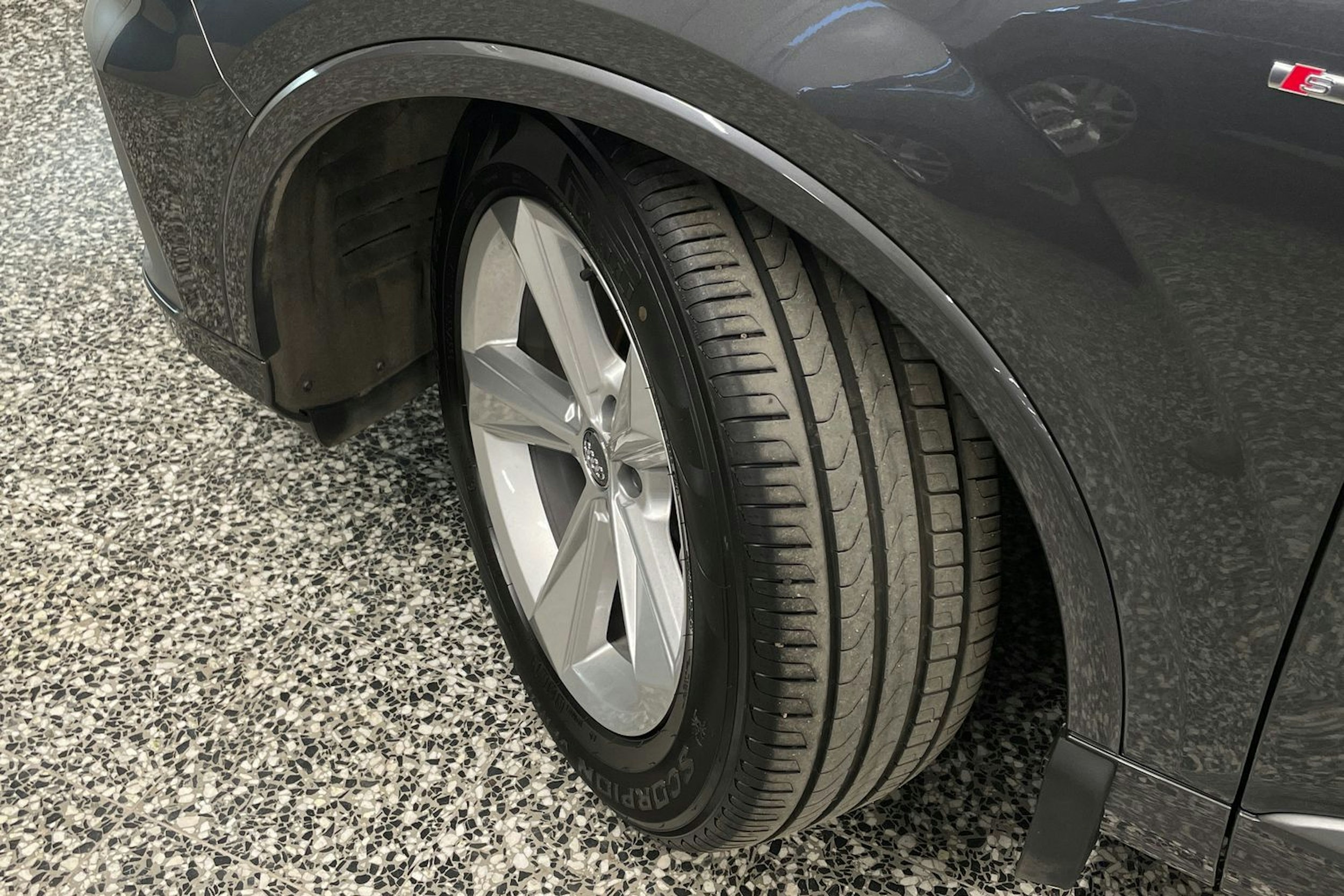 Harmaa Audi Q7 2021 kuva 36.