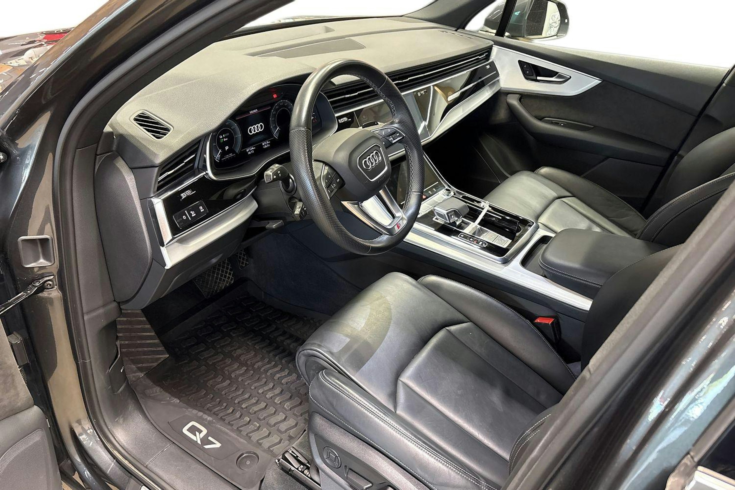 harmaa Audi Q7 2021 kuva 7.