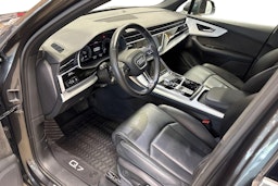 harmaa Audi Q7 2021 kuva 7.