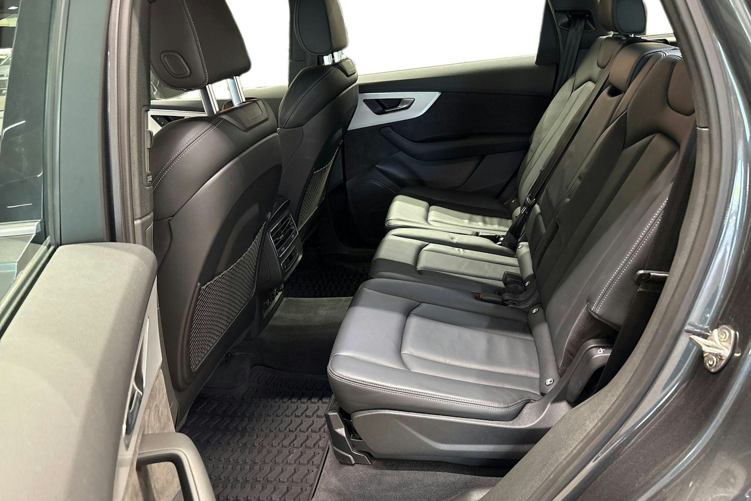 harmaa Audi Q7 2021 kuva 10.