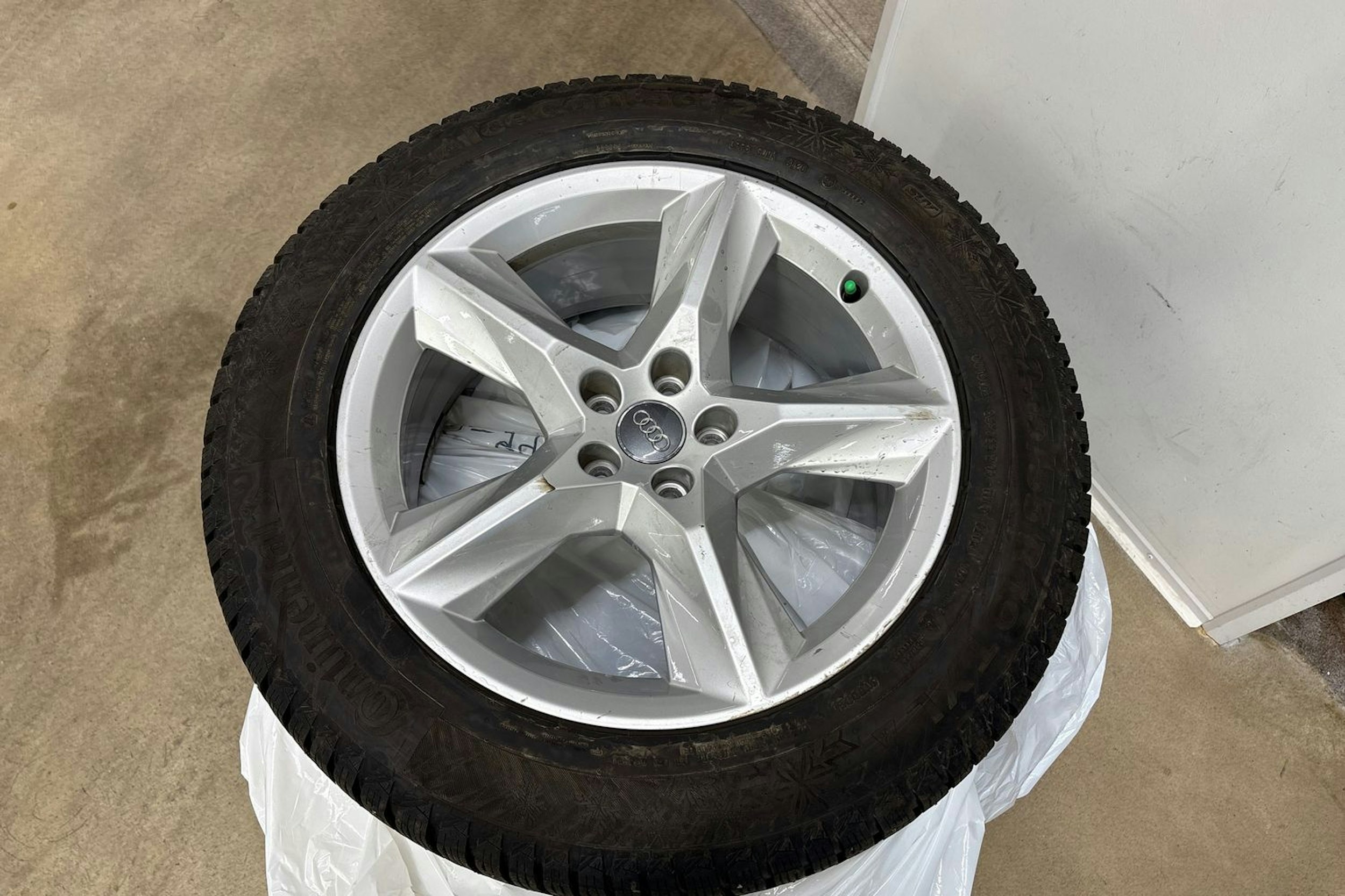 harmaa Audi Q7 2021 kuva 13.