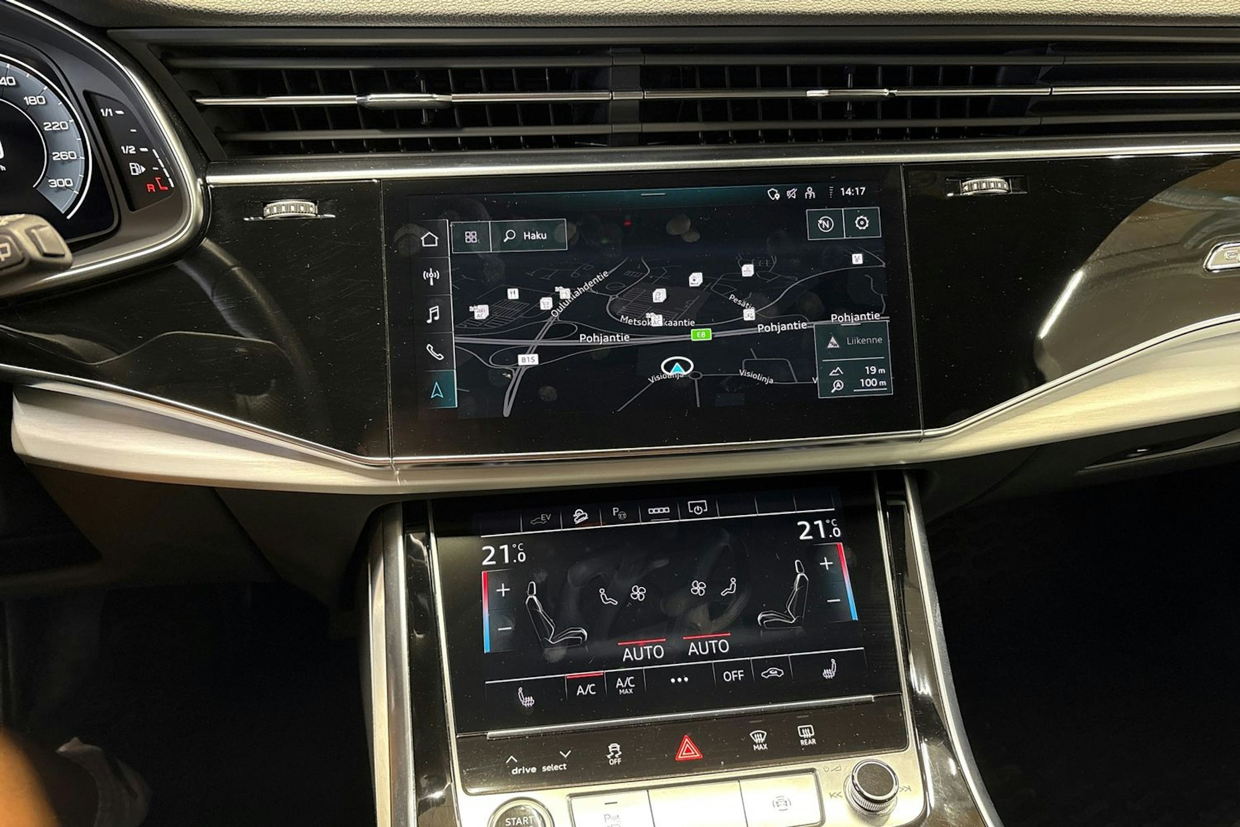 harmaa Audi Q7 2021 kuva 15.