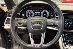 harmaa Audi Q7 2021 kuva 16.