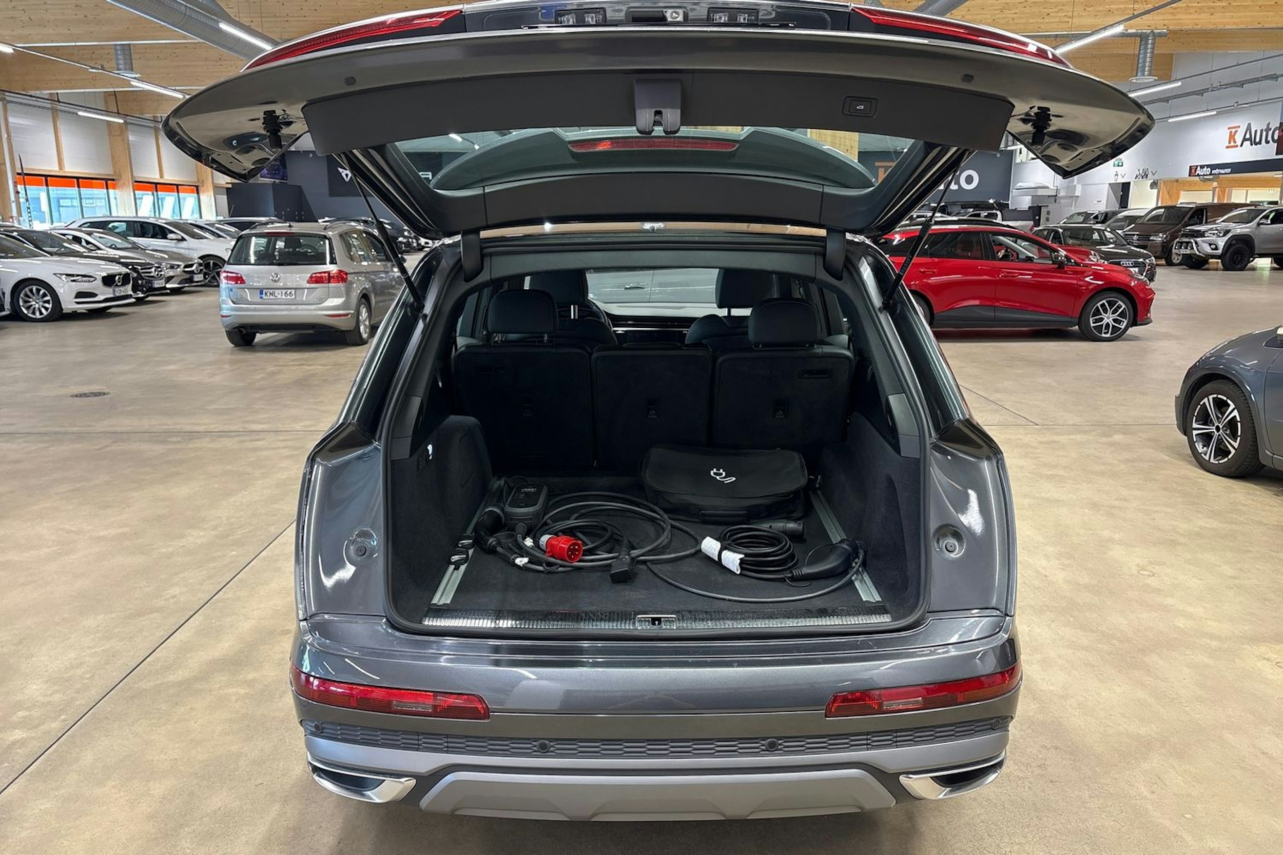 harmaa Audi Q7 2021 kuva 17.