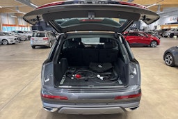 harmaa Audi Q7 2021 kuva 17.