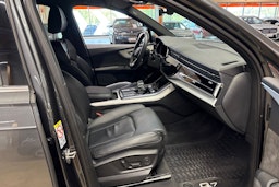 harmaa Audi Q7 2021 kuva 19.