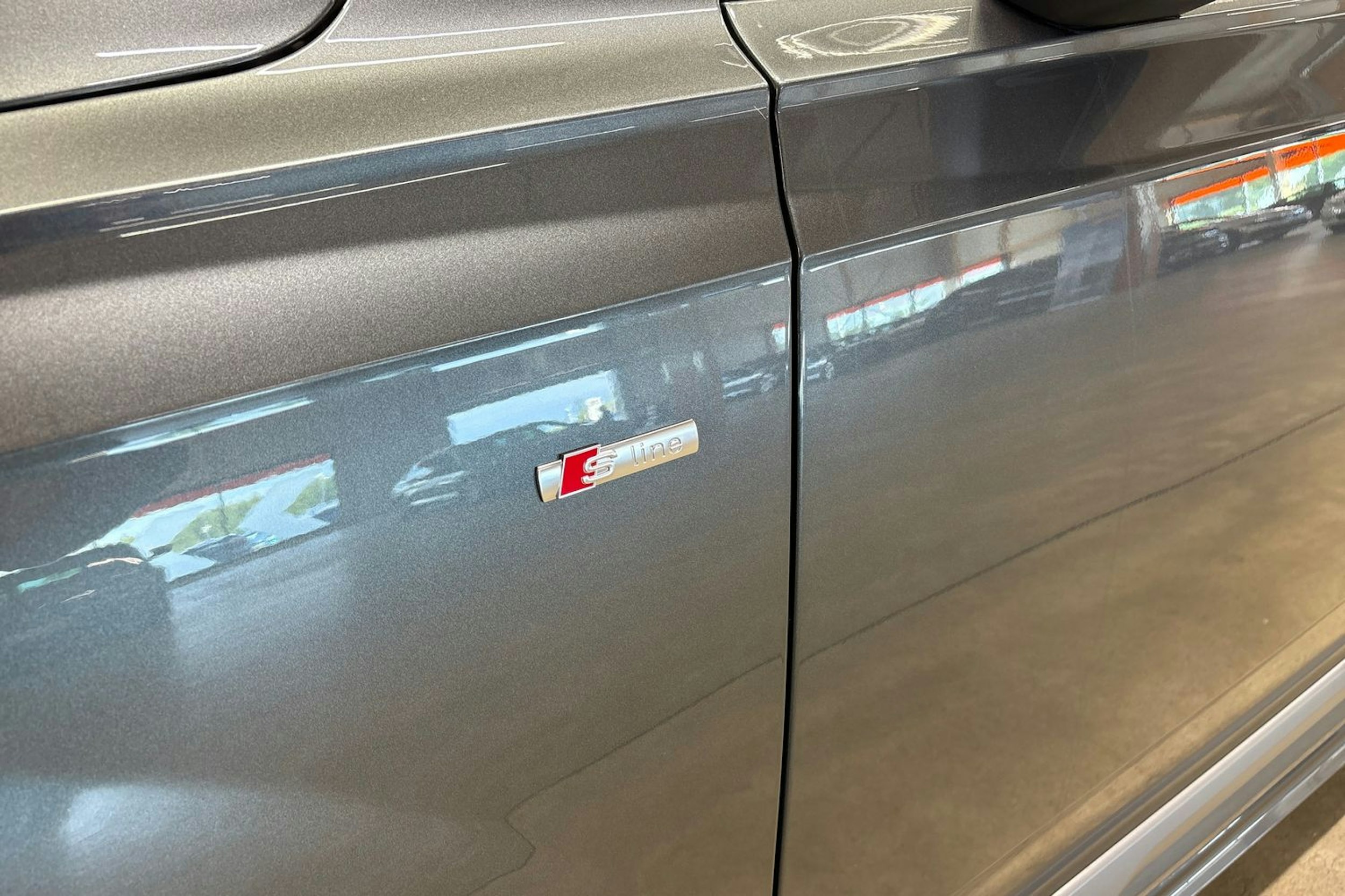 harmaa Audi Q7 2021 kuva 20.