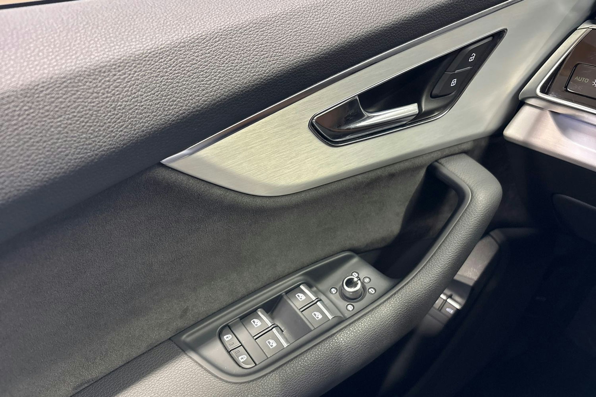 harmaa Audi Q7 2021 kuva 21.