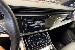 harmaa Audi Q7 2021 kuva 22.