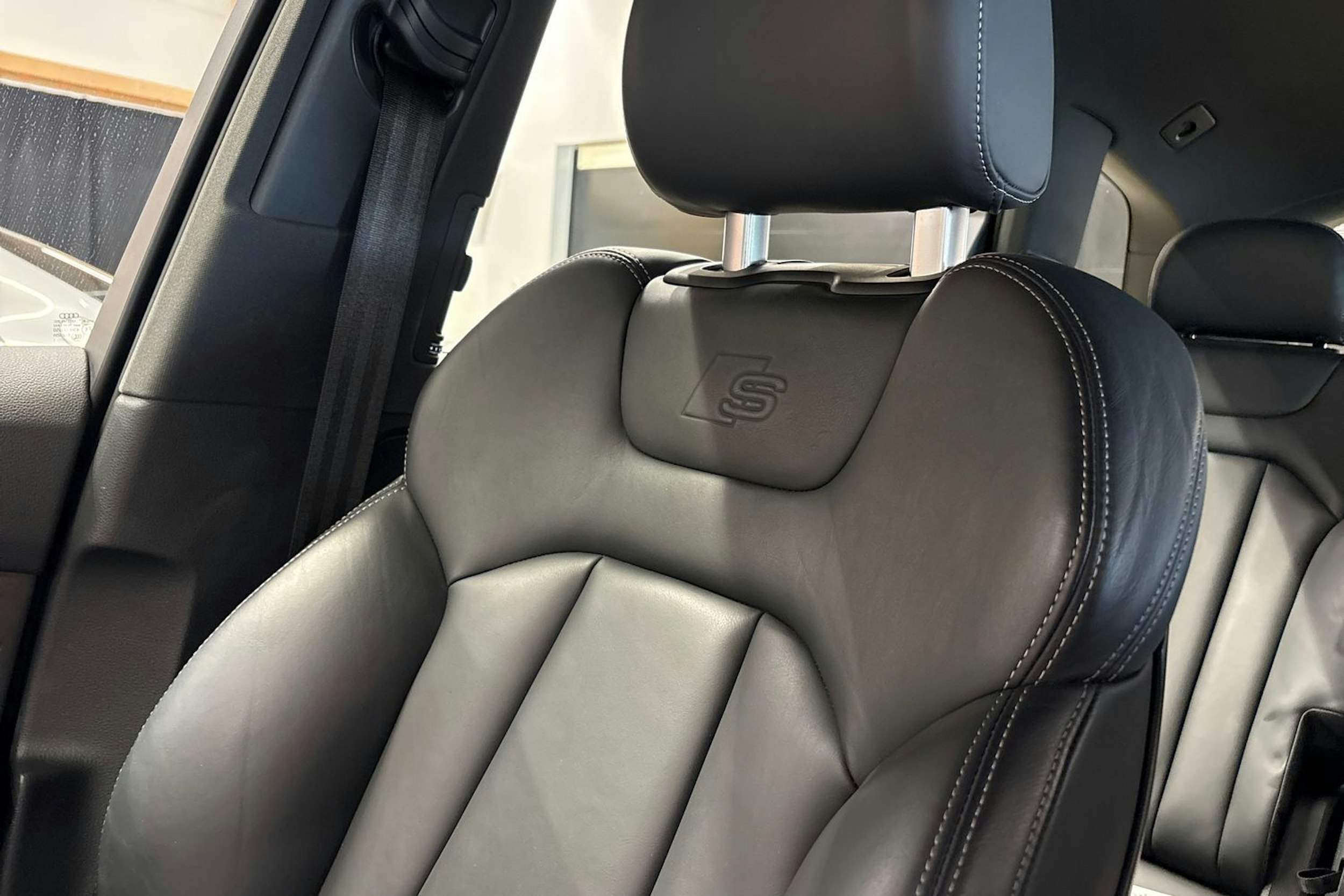 harmaa Audi Q7 2021 kuva 27.