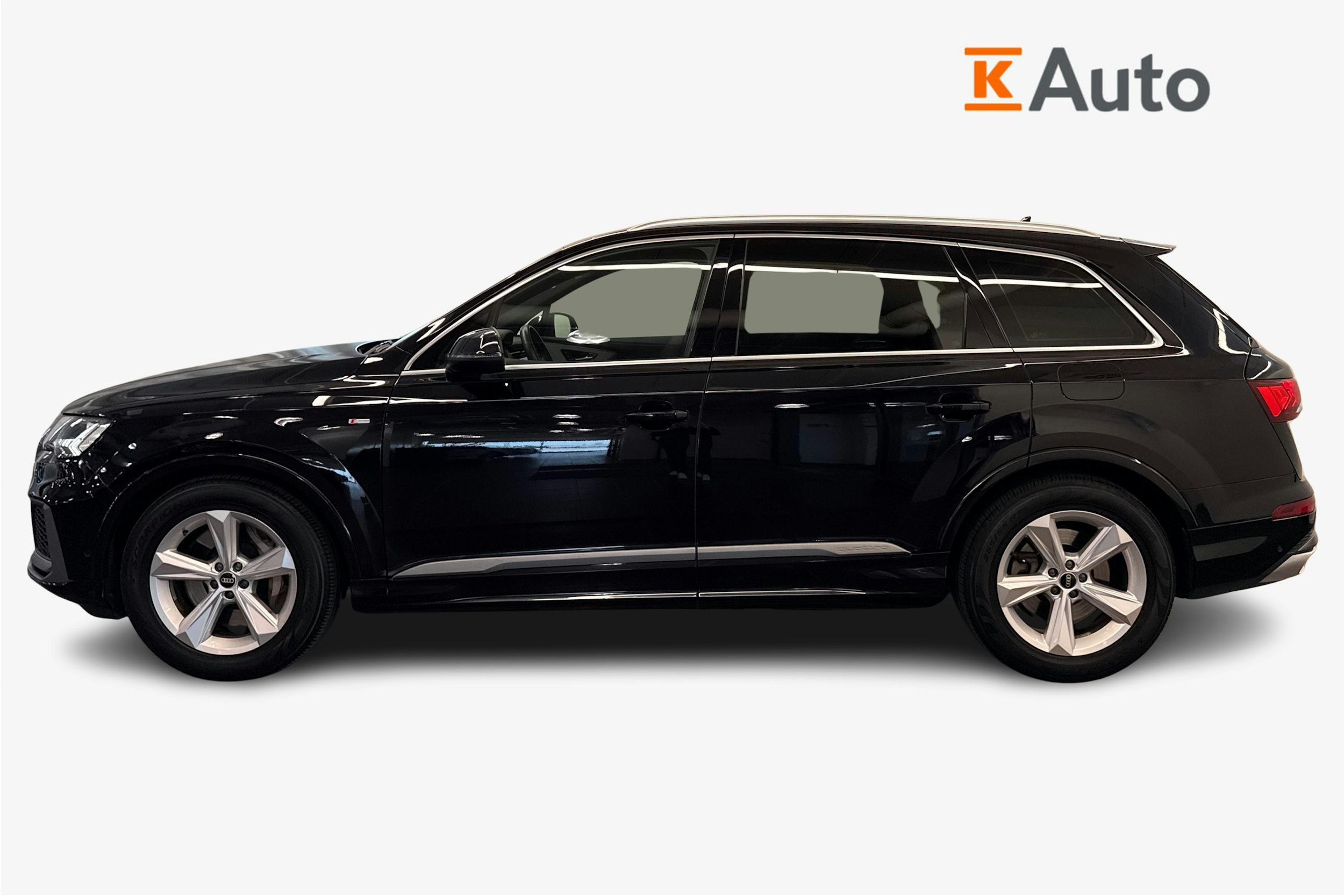 musta Audi Q7 2021 kuva 6.