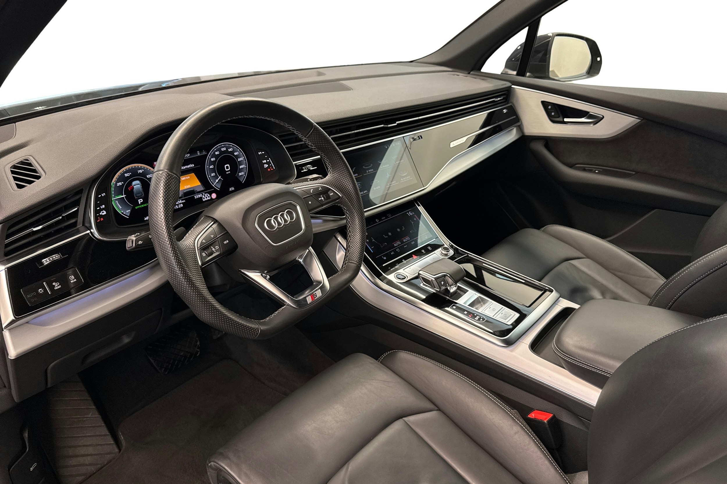 musta Audi Q7 2021 kuva 7.