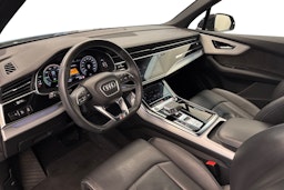 musta Audi Q7 2021 kuva 7.
